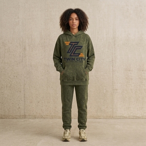 Sudadera Extra Grande Color Verde Oliva para Mujer con Logotipo de Twin City en el Bolsillo Delantero, Tejida, Manga Regular, para Otoño - Product Image 4
