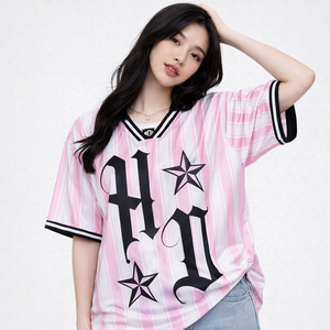 Camiseta de fútbol americano de malla a rayas rosas para mujer, cuello en V oversize, estilo streetwear con estampado gótico, OEM, marca privada, pedido al por mayor para mujer - Product Image 2