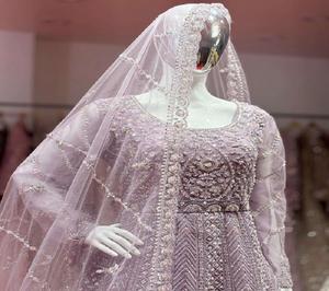 Conjunto de Lehenga de Lujo con Detalles Decorativos y Delicados Adornos Hechos a Mano, Ideal para Bodas - Product Image 1