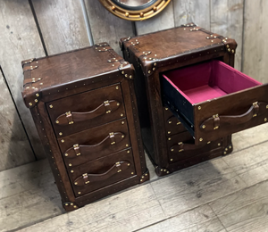 Commode vintage en cuir à 3 tiroirs, style coffre antique, pour salon ou table de chevet, avec clous et poignées en laiton - Product Image 2