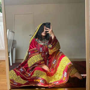 Ensemble de robe Gulbahar vintage balochi, brodée à la main avec des miroirs, manches longues, tissu en mousseline, motif rouge et jaune, tout en un. - Product Image 1