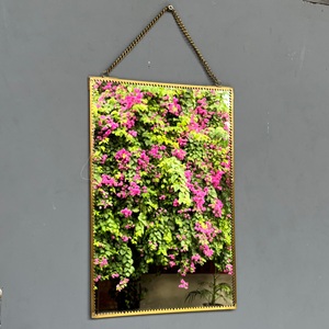 Miroir mural décoratif encadré de style artisanal en laiton et en verre - Product Image 3
