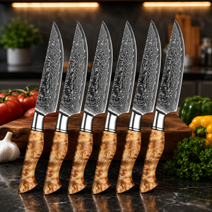 Ensemble de couteaux à steak de chef faits à la main en acier damas carbone avec manches en bois de frêne et étui en cuir - Product Image 1