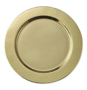 Assiette de service classique de luxe en or métallisé, présentant un bord texturé et alvéolé de façon subtile. Disponible au prix de gros. - Product Image 1