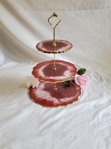 Soporte para pasteles de resina decorativa y duradera con diseño moderno para aplicaciones profesionales de panadería y catering. - Product Image 1