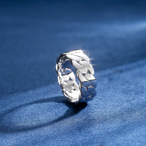 Anillo de Lujo Chapado en Plata Estilo Hip Hop con Moissanita The Ice Legacy, Gema DEF de 0.5 Quilates y Engaste de Garras - Product Image 2