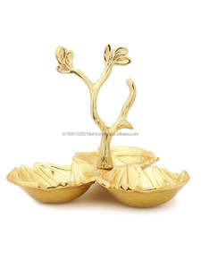 Bandeja Decorativa Navideña Moderna Personalizada de Dos Niveles con Forma de Hoja, de Aluminio Pulido Dorado, Móvil, para Uso en Hoteles y Restaurantes - Product Image 3