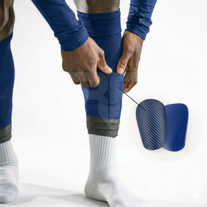 Espinilleras de Fútbol Personalizables de Bajo Precio y Buena Calidad con Diseño de Logotipo Personalizado, Espinillera de Fibra de Carbono para Fútbol - Product Image 1