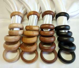 Porte-serviettes en bois fini traditionnel, élément de table authentique pour les rassemblements culturels et familiaux - Product Image 1