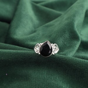 แหวนเงินแท้ 925 ประดับพลอยสีดำรูปไข่ทรงโอวัล ได้รับการรับรองจาก IGI งานแฮนด์เมด สไตล์โบโฮ ของขวัญสำหรับผู้หญิง แหวนสวยหรู - Product Image 4