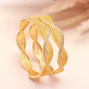 Bracelet traditionnel indien du sud en laiton plaqué or 22 carats avec moissanite, bijoux ethniques de mariée tendance - Product Image 1