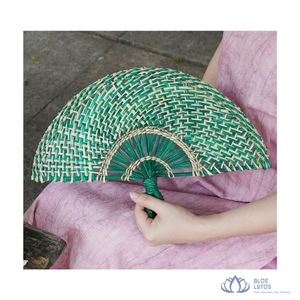 ราคาดีที่สุด |   พัดมือทำจากหญ้าทะเลสไตล์วินเทจ พัดมือถือสำหรับคลายร้อน ใช้แขวนผนังได้ ผลิตจากเวียดนาม - Product Image 1