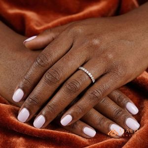 Anillo de Compromiso Chapado en Oro Rosa, Anillo de Eternidad Delgado con Micro Pavé de Moissanita, Banda de Boda para Mujer, Elegante, Apilable, Regalo en Oro Rosa - Product Image 5