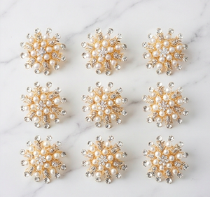 Ronds de serviette vintage dorés en forme de fleur avec perles et cristaux pour mariage et décoration de table de fête - Product Image 6