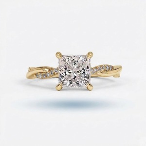 Bague de fiançailles en or jaune 14K avec diamant de laboratoire VS1 couleur E 2,16 carats taille princesse et alliance torsadée - Product Image 1