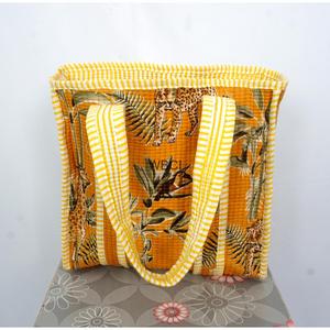 Sac fourre-tout élégant en coton matelassé à motifs floraux pour femme, idéal pour les voyages, et mini sac à main matelassé de style bohème à ouverture supérieure pour le shopping - Product Image 5