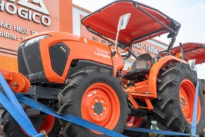 รถแทรกเตอร์สำหรับงานเกษตรรุ่น L5228 DT 52 แรงม้า ขับเคลื่อน 4 ล้อ สีแดง พร้อมระบบเกียร์ขับเคลื่อนและชุดเกียร์ - เครื่องจักรกลการเกษตรระดับความปลอดภัยสูง - Product Image 1