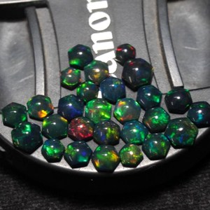 Opale noire fumée traitée, opale multicolore à facettes hexagonales, pierre précieuse naturelle, cabochon d'opale, pierre d'opale pour le bricolage HASNAIN GEMS - Product Image 3