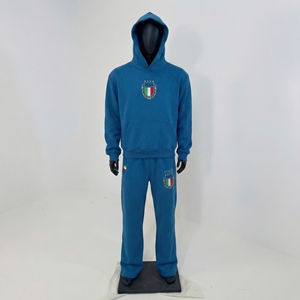 Conjunto de Chándal Azul con Capucha y Cresta Bordada en la Parte Delantera y Pantalón, Bolsillo Canguro, Fabricante de Ropa Urbana OEM/ODM - Product Image 1