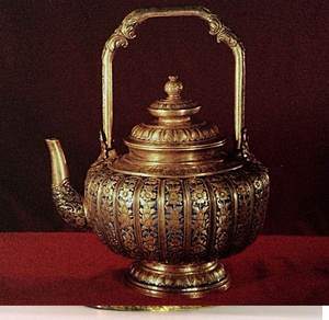 Théière en laiton de style moyen-oriental avec pieds trépieds et gravure élégante. Disponible aux prix de gros. - Product Image 6