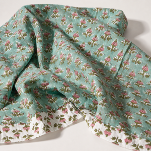 Tela de algodón estampada a mano con motivos florales en rosa acuático, con borde, para confección de vestidos, trajes, dupattas, ropa para el hogar, ropa festiva y ropa informal. - Product Image 2