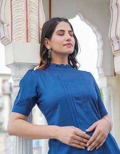 เสื้อท่อนบนผู้หญิงสีน้ำเงิน ผ้าเรยอน ด็อบบี้ ดีไซน์เนอร์ ทรงปกติ แขนพอง คอระบายจีบ ออกแบบมาเพื่อการสวมใส่ลำลองทั่วโลก - Product Image 2