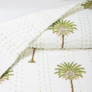 Edredón Kantha de Algodón con Estampado de Palmeras Verdes - Edredón de Invierno de Lujo, Ecológico y Orgánico, Acolchado y Estampado a Mano - Product Image 2