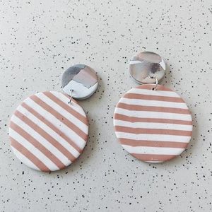 Boucles d'oreilles en résine de créateur faites à la main, finition de luxe, artisanat artistique, style moderne, accessoires de mode durables en cristal - Product Image 4