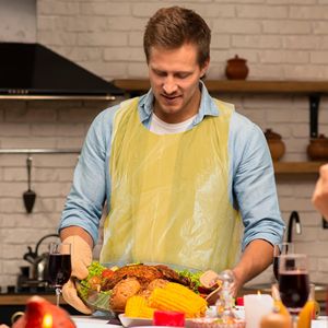 Delantales Desechables de Plástico Amarillo para Adultos, 28 x 46 Pulgadas, Paquete de 500, 1.5 Mil, Polietileno Resistente al Agua - Product Image 5