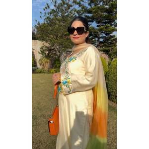 Conjunto de Dupatta para Mujer con Bordado Intenso y Diseño Elegante y Sofisticado - Product Image 4