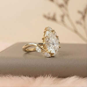 Anillo de Diamantes con Corte de Pera y Piedras Laterales en Oro Amarillo, Elegante Anillo de Compromiso y Boda para Mujer, Diamante de Laboratorio de Lujo - Product Image 3
