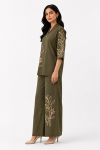 Conjunto de Dos Piezas Verde Oliva para Mujer |   Top bordado con cuello en V y pantalones de pierna ancha - Product Image 3