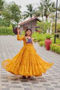 Robe spéciale Navratri en faux georgette Flair de 9 mètres, avec broderie de designer, travail de fils et de miroirs véritables, et dentelle Kodi. - Product Image 3