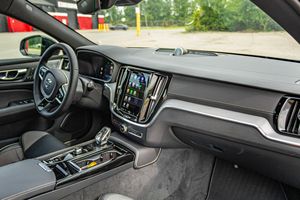 Volvos V60 Recharge T8 Polestar Engineered Wagon 2023, Listo para Envío a Todo el Mundo - Product Image 5