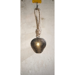 Campanas de vaca rústicas hechas a mano para Navidad, campana de metal vintage colgante con cuerda de yute para decoración de coronas navideñas de granja. - Product Image 4