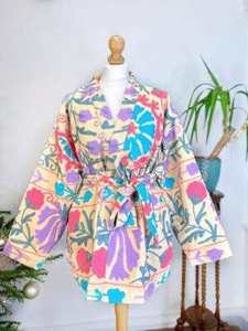 Chaqueta de Algodón Bordada a Mano Estilo Suzani para Mujer con Cinturón Ajustable, Base Crema, Diseño Floral Multicolor, Estilo Bohemio Étnico - Product Image 3
