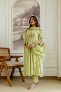 Ensemble Salwar en coton brodé vert clair pour femme avec dupatta, coupe classique traditionnelle, longueur genou, séchage rapide, idéal pour l'été - Product Image 3