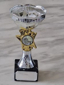 Coupe classique en or pour récompenses, avec poignées ornées. Disponible aux prix de gros. - Product Image 3