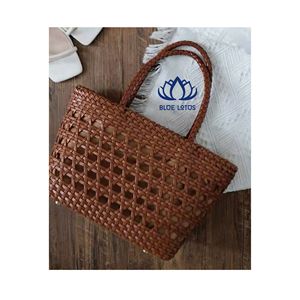 Bolso de Ratán Natural de Alta Calidad |   Bolso de Playa Tejido a Mano, Ecológico, con Cierre de Cremallera y Perlas, Diseño BLUE LOTUS para Mujer - Product Image 1