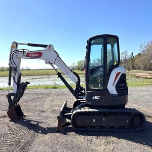 Miniexcavadora Bobcat E50 de alto rendimiento diseñada para trabajos de construcción, paisajismo y servicios públicos con una resistencia superior. - Product Image 4