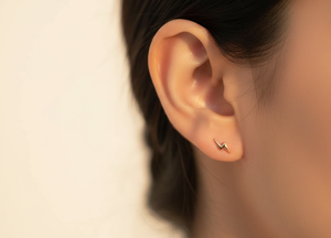 Boucles d'oreilles minimalistes en forme de foudre, or 14 carats, unisexe, à porter au quotidien - Product Image 3