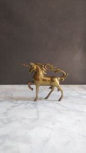 Sculpture contemporaine en laiton représentant un licorne, ornement décoratif pour appartement de luxe et utilisation créative en exposition. - Product Image 4