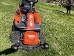 Tondeuse autoportée Husqvarna R 214TC Comfort Edition à prix d'usine, moteur essence, plateau de coupe de 42 pouces, tracteur de jardin haute performance - Product Image 2