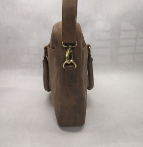 Bolso Bandolera de Cuero Crazy Horse con Acabado Aceite y Cera, Elegante y Sencillo, para Portátil, Maletín, Equipaje, Oficina y Viajes - Product Image 4