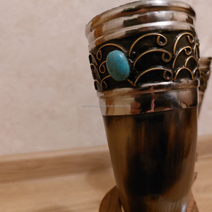 ชุดดื่มไวกิ้งทำด้วยมือพร้อมขาตั้งไม้แก้วแตรยุคกลางที่ตกแต่งด้วยทองเหลืองและแสดงแร็คฮอร์นควายโดย fwe - Product Image 6