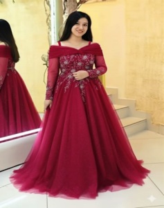 ชุดเดรสยาวแบบตะวันตก แบรนด์ NILESH TAILOR FASHION คอวีแบบหวาน ไหล่ตก ผ้าจอร์เจตต์ลายดาว ทรงกระโปรงบาน - Product Image 3