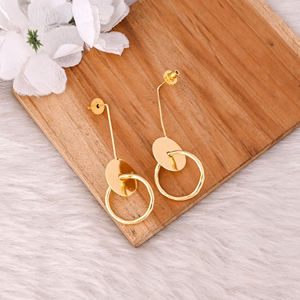 Boucles d'oreilles clous élégantes plaquées or faites à la main pour femme, de qualité supérieure, style classique, bijoux tendance pour les soirées - Product Image 4
