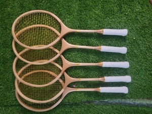 Raquettes de badminton professionnelles en gros à prix abordable avec manche en bois pour sports de plein air, équipement sportif de badminton avec balles en bois - Product Image 2