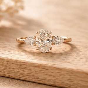Bague de fiançailles avec 1 diamant ovale et 2 diamants taille poire, cultivés en laboratoire, or massif 10K 14K 18K, design de joaillerie fine, certifié IGI, couleur E VVS - Product Image 2