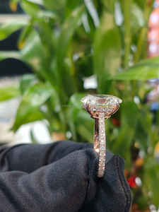 Anillo de Diamantes de Corte Ovalado de Lujo en Oro Blanco con Piedras Laterales, Elegante Joya de Compromiso para Mujer, Diseño Personalizado de Primera Calidad - Product Image 2